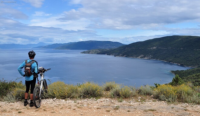 A person admiring the view of Vransko Jezero