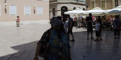 Woman looking through VR glasses in Zadar