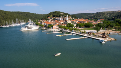 Travelers with luggage arriving at Marina Skradin on the river, ready for a private door-to-door transfer.