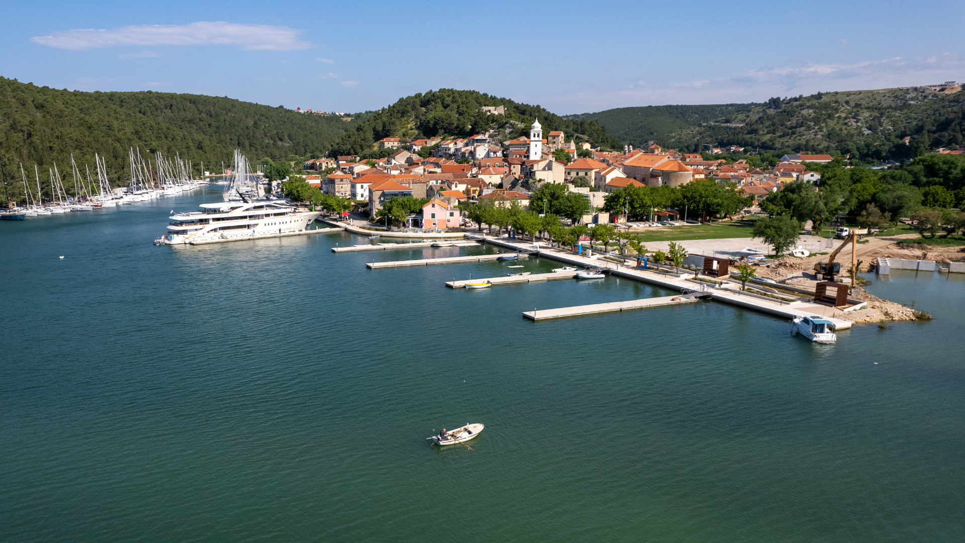 Travelers with luggage arriving at Marina Skradin on the river, ready for a private door-to-door transfer.
